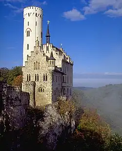 Das Schloss Lichtenstein liegt auf 817 m Höhe über dem Meeresspiegel und führt damit in die höchstgelegenen Abschnitte auf der Schwäbischen Alb