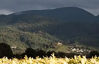 Der Heidstein mit der Krinne rechts und der Burg Staufen im Vordergrund