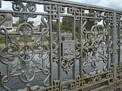 Handlaufdekor der Schlossbrücke mit dem litauischen Vytis in Vilnius