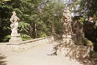 Burg Valdštejn, die erste Brücke. Die Original-Plastiken der Brüder Jelínek von 1725–1735 sind heute in der Kapelle untergebracht. Auf der Brücke wurden Kopien aufgestellt.