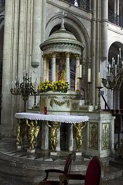 Hauptaltar in Form eines antiken Rundtempels