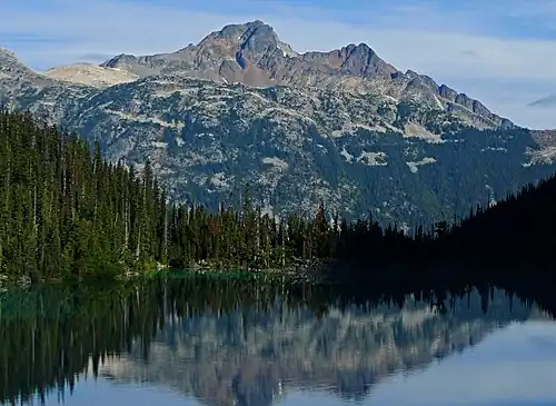 Cayoosh Mountain mit Spiegelbild