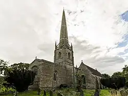 Zwischen Chor und Schiff ein Vierungsturm mit rudimentärem Querhaus