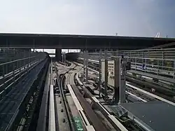 Trasse des Flughafenzubringers CDGVAL mit Führungskanälen im Weichenbereich