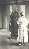 Foto: Beaux malt Cardinal Mercier in ihrem Atelier (1919)