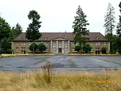 Offiziersheim (Gebäude F1), Eingangsseite mit Exerzierplatz