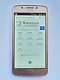 Moto G5 mit der Wikipedia-Startseite