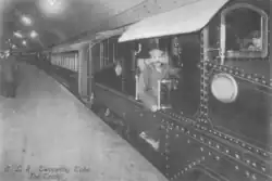 Zug der Central London Railway mit Elektrolokomotive an der Station Shepherd's Bush (Aufnahme ca. 1900)