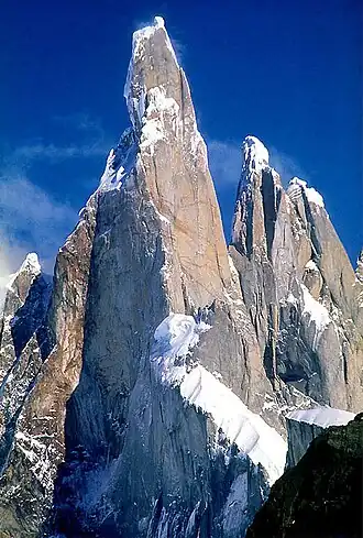 Blick auf Süd- und Ostwand des Cerro Torre (Bildmitte), nördlich (rechts) anschließend Torre Egger und Punta Herron