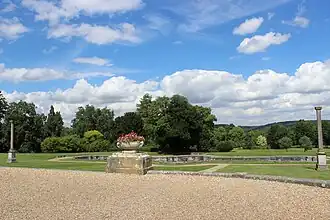 Barockes Wasserbecken im Landschaftsgarten