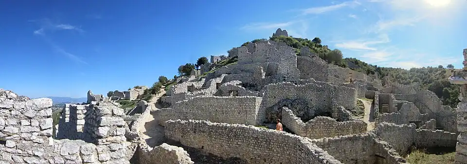 Ruinen des befestigten Dorfs