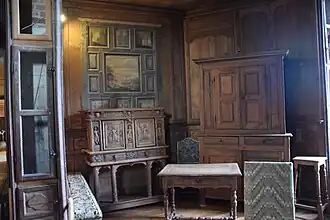 Alte Möbel und erhaltene Täfelungen