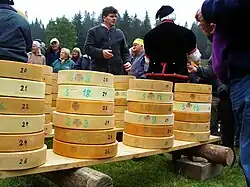 Käse wird pro Los aufgeschichtet