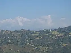 Chainpur auf dem Bergrücken im Vordergrund; im Hintergrund das Everestmassiv