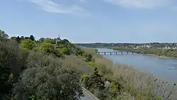 Schloss La Colinière und die Brücke von Champtoceaux von der Promenade de Champalud aus gesehen