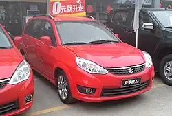 Der Changhe-Suzuki Liana A6 mit dem allseits bekannten Suzuki-Logo, dem stilisierten, gezackten S.