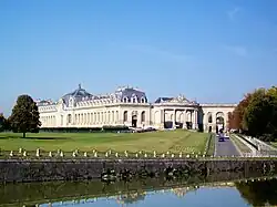 Les Grandes Écuries, vom Eingang des Schlosses aus gesehen.