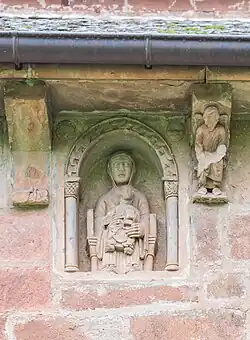 Thronende Madonna über dem Südostportal