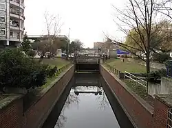 Die Nordpanke (auch: Schönhauser Graben) unterquert hier das Nordende der Chausseestraße.