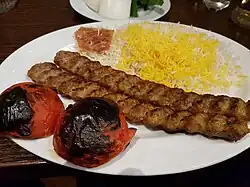 Kabab mit Safran Reis und gegrillten Tomaten