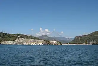 Der Chicosasén-Staudamm vom Stausee aus gesehen.