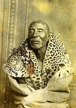 Häuptling Sarili oder Kreli der Gcaleka (zu den Xhosa gehörend) mit Leopardenfell (1890)