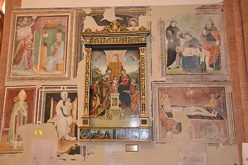 Votivfresken, die zwischen 1410 und 1440 von Schülern von Michelino da Besozzo und einem Altarbild von Bernardino Lanzani, 1515 realisiert wurden.