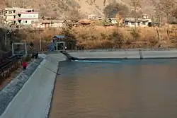 Dorf Chilime und Oberbecken des Wasserkraftwerks