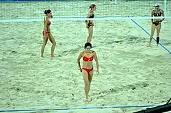 Zhang Xi (vorne) und Xue Chen im Viertelfinalspiel gegen die US-Amerikanerinnen Nicole Branagh (r.) und Elaine Youngs (l.)