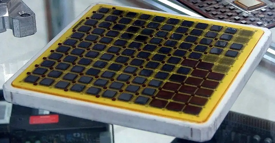 ICs auf TCM-Keramikträger aus einem IBM Mainframe