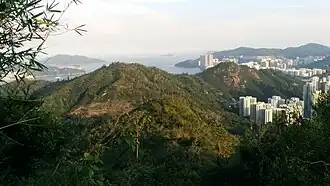 Chiu Keng Wan Shan (Bildmitte, links vorn) und Devil's Peak (rechts dahinter), 2019