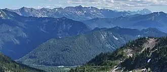 Die Chiwaukum Mountains (Grat links und in der Mitte; Blick nach Südsüdost), mit dem Big Chiwaukum (2.463 m), dem höchsten Punkt