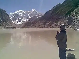 Blick über den Tsho Rolpa auf den Likhu Chuli (links) und Likhu Chuli West (rechts)