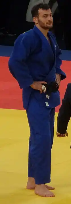 Christian Parlati trägt einen blauen Judogi.