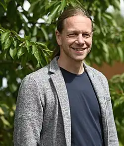 Ein Porträt zeigt Schroeder im Jahr 2022