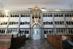 Königsloge über dem Eingang