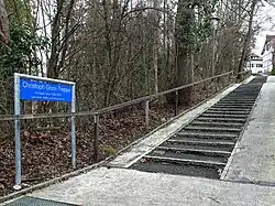 Christoph Gloor (1936–2017) Karikaturist, Maler, Zeichner und Bildhauer. Christoph Gloor-Treppe (früher Linden-Treppe) in Birsfelden. Standort: 47°33'06.4"N 7°37'34.6"E 47.551778, 7.626278
