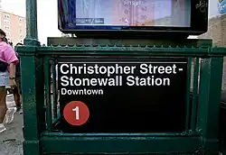 Christopher Street–Stonewall Station, New York: Station im Gay Village; der Name verweist u. a. auf das Stonewall Inn und die nach ihm benannten Stonewall-Unruhen