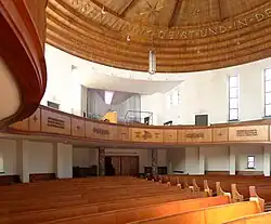 Blick durch den Kirchenraum auf die Orgel
