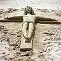 Sandfigur der Kreuzigung Christi