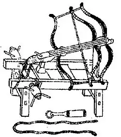 Mehrere zweiarmige Blattfederkatapulte in Reihe