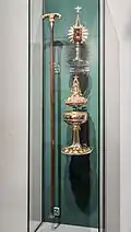 Vitrine mit Stab, Pokal und Primärreliquie im Strahlenkranz