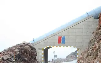 Wasserrohr über der Straße D27