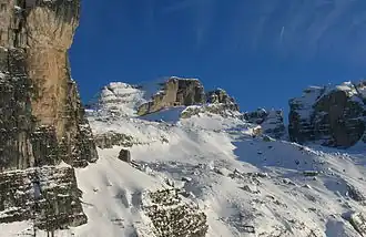 Von links nach rechts: Die Westseite der Corna Rossa, Cima del Grostè, Cima Falkner, Campanile di Vallesinella und Castello di Vallesinella
