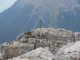 Cima Valbona mit Gipfelkreuz; im Hintergrund der Zanggen