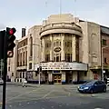 Der Treppenaufgang links am Cineworld in der Fulham Road diente in der Folge Der letzte Schrei – Teil 1 als Außenset für Patsys Apartment.