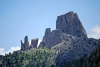 Cinque Torri vom Falzaregopass (von Westen). Von links nach rechts: Torre Inglese (Quinta Torre), Torre Quarta Alta, Torre Romana (Torre Seconda), Torre Latina (Torre Terza) und Torre Grande