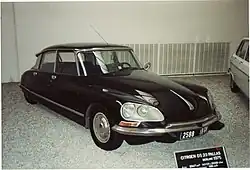 Spitzenmodell: DS 23 Pallas mit Ziergriff aus dem Zubehörhandel auf der Motorhaube