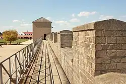 Begehbarer Abschnitt der Stadtmauer mit Wehrgang und Zinnen