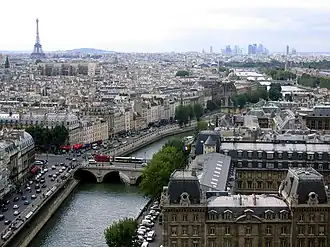 Der Mont Valérien am Horizont hinter Paris